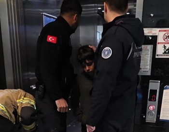 İnegöl Devlet Hastanesi’nde Korku Dolu Anlar! Asansörde Mahsur Kalan Çocuk Kurtarıldı