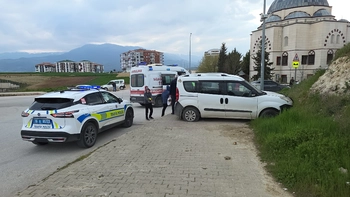 İnegöl’de hafif ticari araç kaldırıma çıktı: 2 yaralı