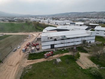 İnegöl’de mobilya fabrikasında yangın: Ekipler seferber oldu