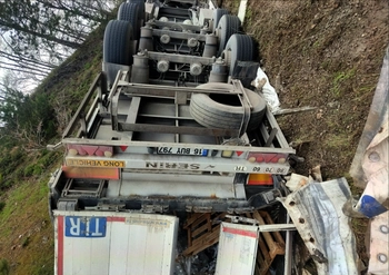 İnegöl-Domaniç yolunda korkutan kaza: Freni patlayan tır devrildi
