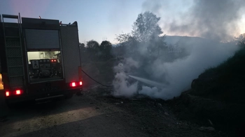 Dere kenarında yakılan çöpler panik yarattı!