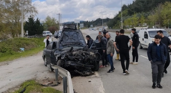 Bariyerlere çarpan otomobilin sürücüsü yaralandı