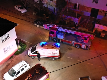 Ahşap bina dumanla kaplandı, ekipler seferber oldu