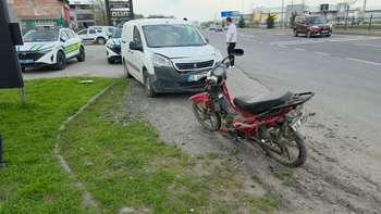 İnegöl’de Feci Kaza: Hafif Ticari Araç Motosiklete Çarptı, 1 Kişi Ağır Yaralı