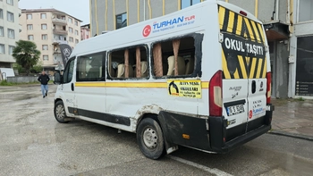 İnegöl’de Servis Minibüsü ile Kamyonet Çarpıştı: 3 Yaralı