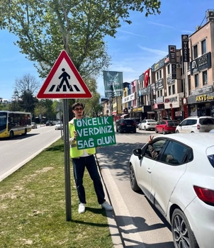 İnegöl’de “Karşılıklı Saygı Geçidi” Projesi: Üniversitelilerden Trafikte Farkındalık Çalışması