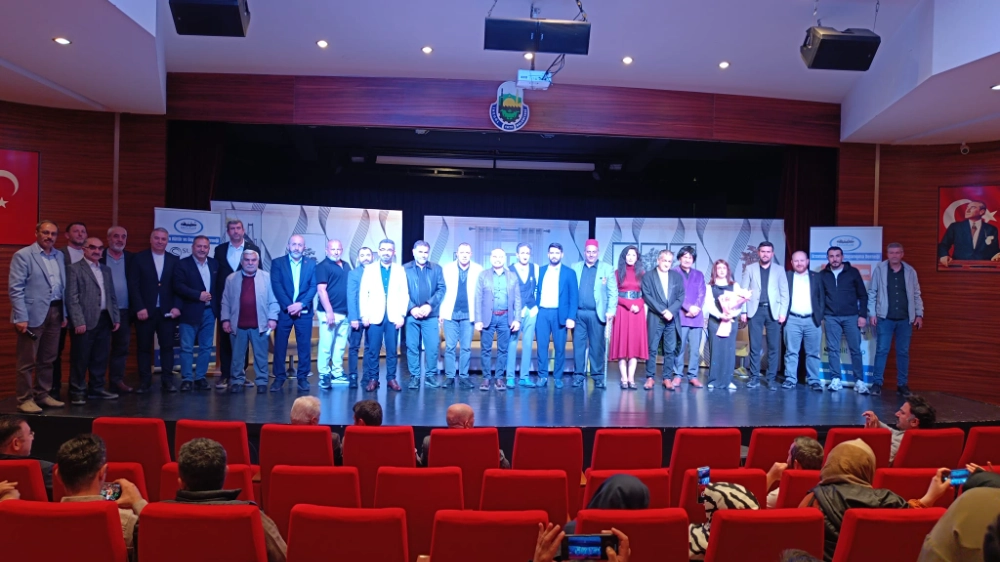 İnegöl’de “Kılıbık Hayrullah” Rüzgarı: Erzurumlular Salonu Doldurdu