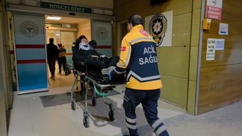 İnegöl’de Otomobil Direğe Çarptı: 2 Genç Yaralandı