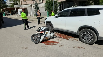 İnegöl’de Cip ile Motosiklet Çarpıştı: Ketçap Kovası Yola Saçıldı