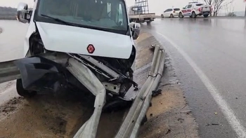 İnegöl Hamzabey OSB’de Servis Minibüsü Bariyerlere Saplandı