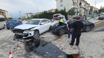 İnegöl’de Kavşakta Kaza: 2 Sürücü Yaralandı