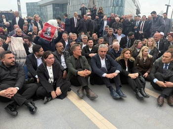 CHP’den Bursa’da Protesto: Kent Meydanı’nda Oturma Eylemi Başlatıldı