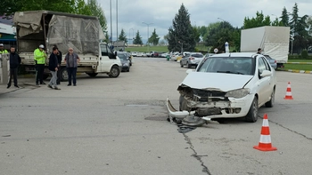 İnegöl’de Kamyonet ile Otomobil Çarpıştı: 1 Yaralı..