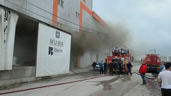 İnegöl’de Mobilya Fabrikasında Yangın: 2 İşçi Dumandan Etkilendi