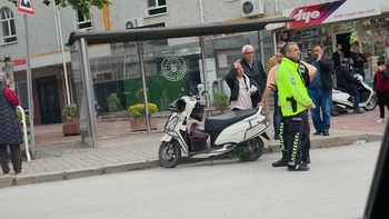 İnegöl’de Kadın Kuryeye Çarpan Otomobil Sürücüsü Kaçtı