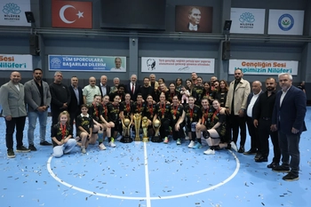 Bursa Büyükşehir Belediyespor sezonun üçüncü kupasına da kavuştu
