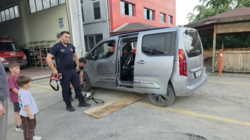 Otomobilin altında sıkışan yavru kedi kurtarıldı!