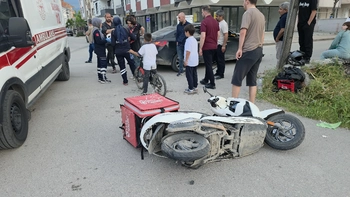 Kurye Motosikleti ile Otomobil Çarpıştı: 1 Yaralı