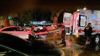 Dondurma Aldı, Yolun Karşısına Geçerken Otomobil Çarptı