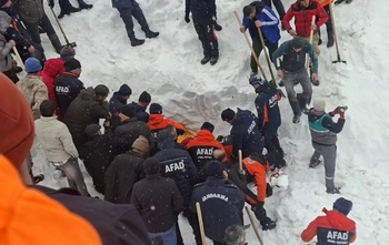 Çığın altında kalan çobanın cansız bedenine ulaşıldı!