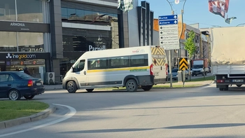 İnegöl’de Servis Minibüsü ile Motosiklet Çarpıştı