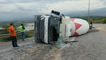 İnegöl’de Beton Mikseri Devrildi: Sürücü Yaralandı