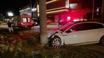 Kontrolden çıkan otomobil elektrik direğine çarptı!