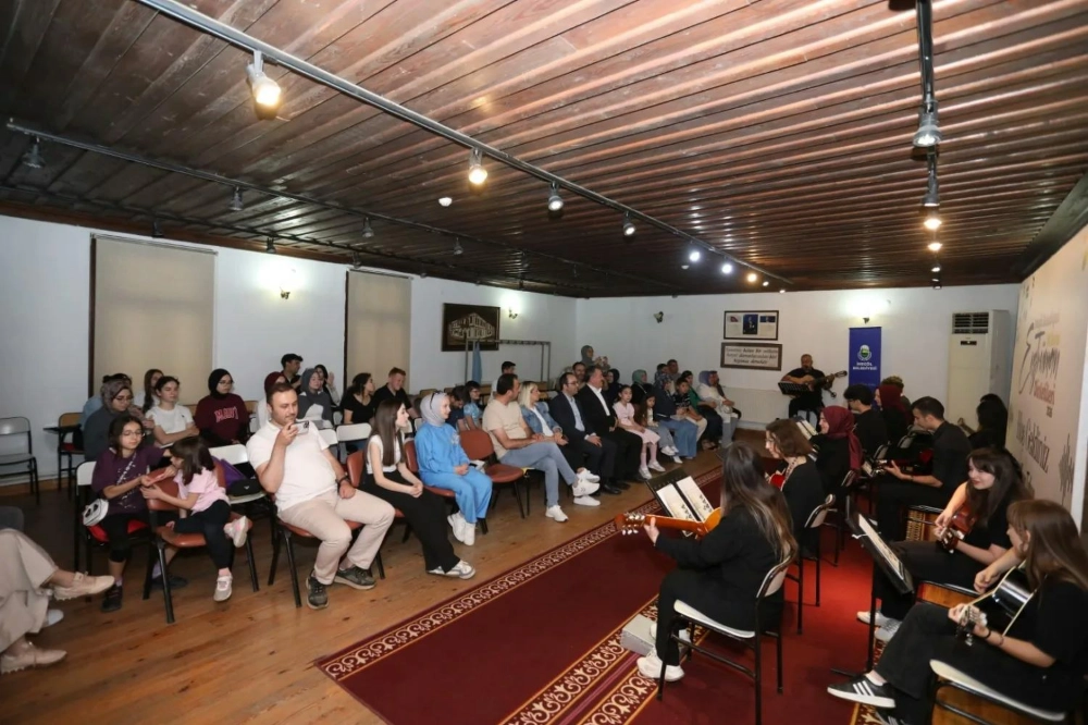 İnegöl Belediyesi’nin Gitar Kursu Kursiyerleri Ser