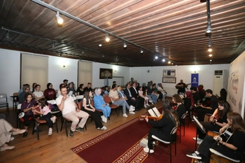 İnegöl Belediyesi’nin Gitar Kursu Kursiyerleri Sertifikalarını Aldı