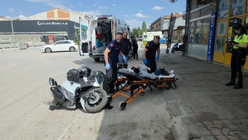 Döner Kavşakta Otomobil ile Motosiklet Çarpıştı: 2 Yaralı