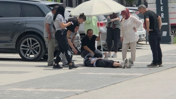 İnegöl’de kazada yaralanan kadını esnaf şemsiyeyle korudu