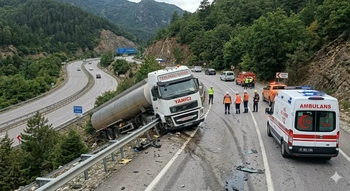 Yem Yüklü Tanker Bariyerlere Çarptı: Sürücü Yaralandı
