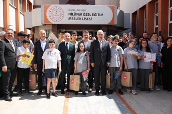 Başkan Vekili Biba, öğrencilerin karne heyecanına ortak oldu