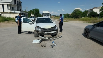 Halk Otobüsü ile Otomobil Çarpıştı: 1 Yaralı