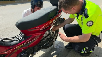 Motosiklette Eteği Tekerleğe Dolanan Kadın Kaza Yaptı..