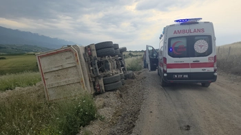 TOPRAK YOLDA KONTROLDEN ÇIKAN KAMYON DEVRİLDİ! 1 YARALI
