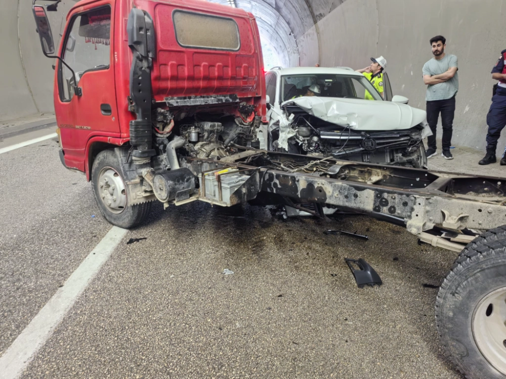 Kınık Tüneli'nde Kaza: Cip Kamyonete Arkadan Çarpt