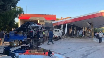 Kontrolden Çıkan Tır Benzin İstasyonuna Daldı: 1 Ölü, 2 Yaralı