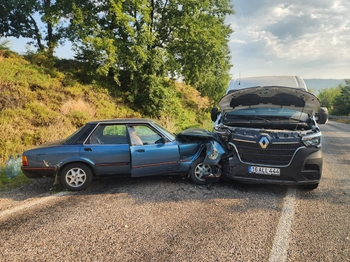 İnegöl-Domaniç Yolunda Trafik Kazası: 2 Kişi Yaralandı