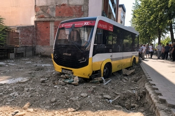 İnegöl'de Kontrolden Çıkan Minibüs Arsaya Uçtu! Sürücü Yaralandı