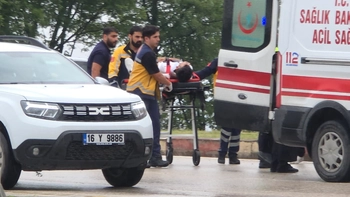 İnegöl'de Yağış Nedeniyle Kayganlaşan Yolda Motosiklet Devrildi: 2 Yaralı