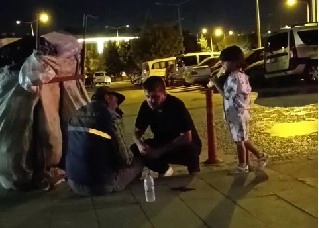 Rahatsızlanan Kağıt Toplayıcısı Hastane Önünde Yardım İstedi