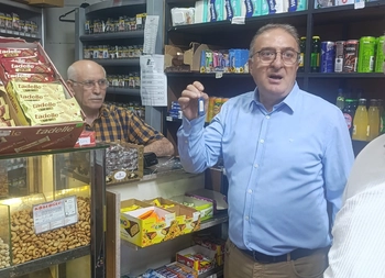 CHP İnegöl'de İlçe Başkanlığı Binasına Kilit Vuruldu! Anahtarı İse Komşu Esnafa Teslim Ettiler