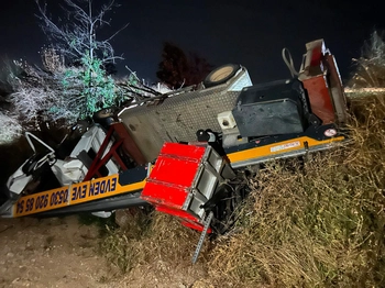 Freni Boşalan Kamyon İnegöl Seyahat Otobüsüne Çarptı: 2 Yaralı