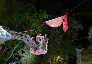 Rüzgar Bayrakları Birbirine Doladı, Duyarlı Genç İtfaiyeden Yardım İstedi