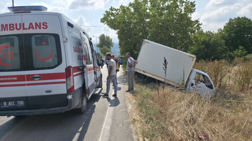İnegöl’de Zincirleme Kaza! Kamyonet Tarlaya Uçtu, Sürücü Yaralandı