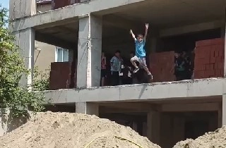 İnegöl’de İnşaat Alanında Tehlikeli Eğlence! Çocukların Oyunu Yürekleri Ağza Getirdi