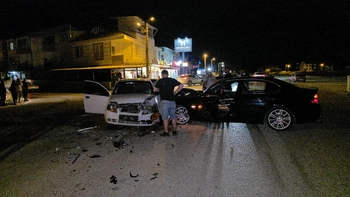 İnegöl'de Kavşakta Kaza: İki Otomobil Çarpıştı, 1 Kişi Yaralandı