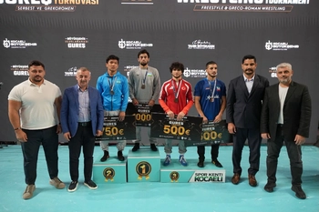 Büyükşehir sporcuları madalyaları topluyor